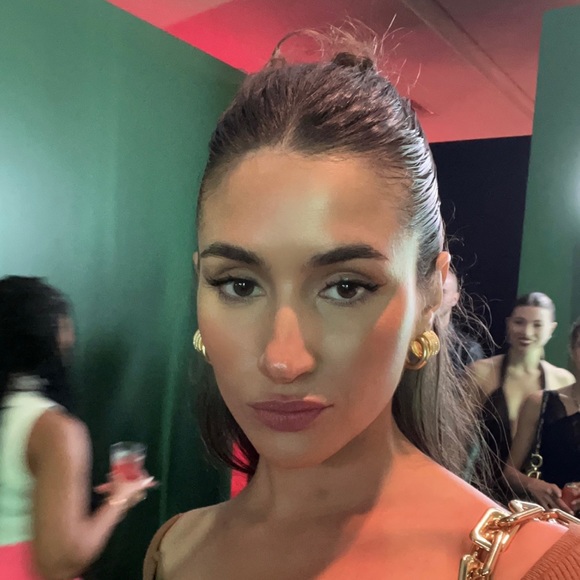 Meet your Posher, Gabriela - Picture 3 of 5